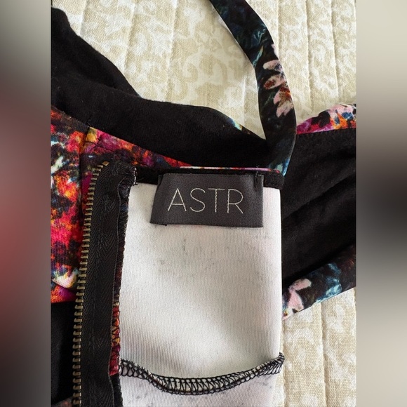 ASTR the Label Floral Side Cut Out Crop Top | Size Medium M - Picture 5 of 9